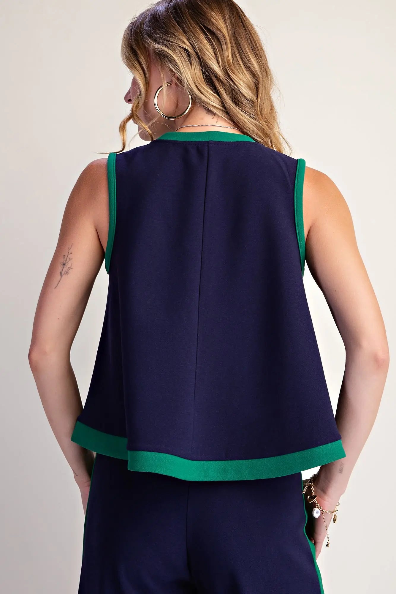 Contrast Swing Knit Pullover Top: navy, sleeveless, green trim, minimalist design. Available in sizes XS–XL.