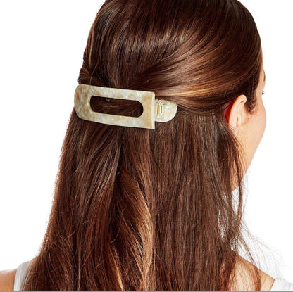 Oversized Claw Clip made of off-white marbled acetate. Sizes available: One Size.