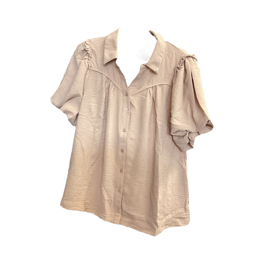 Beige loose-fit blouse with short sleeves, collar, and gathered shoulders. Available in sizes XS-XL.