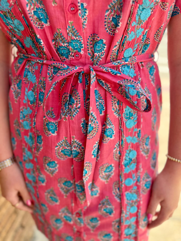 Geranium Dominga Dress in blue and teal paisley with matching belt. Sizes: XS–XL.