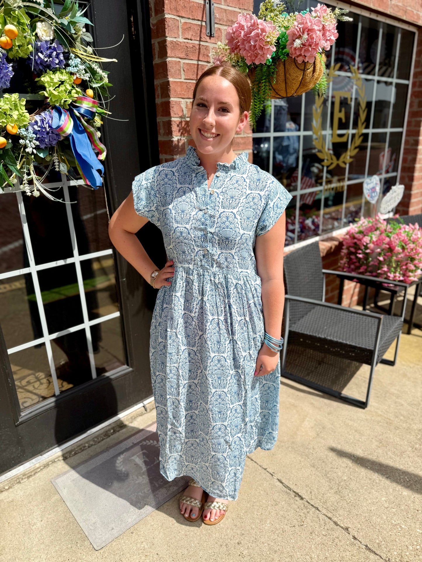 Linen Blues Dress in available sizes XS–XL. Features soft blue linen fabric and a relaxed fit.