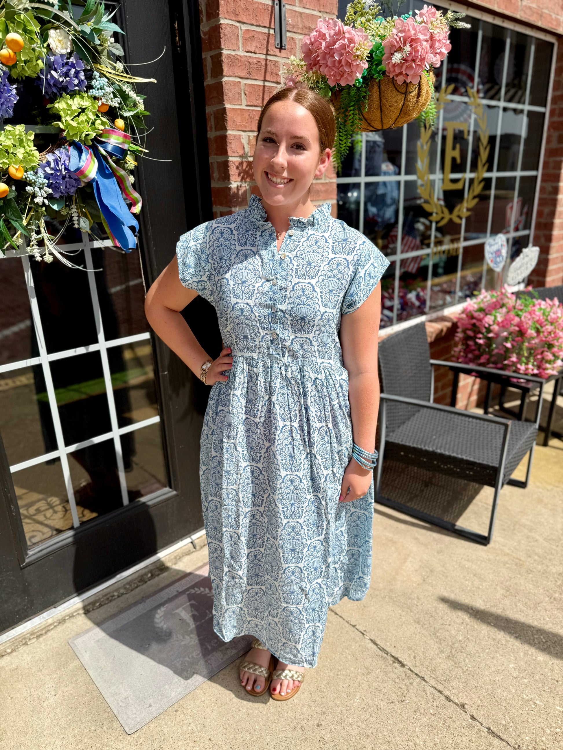 Linen Blues Dress in available sizes XS–XL. Features soft blue linen fabric and a relaxed fit.