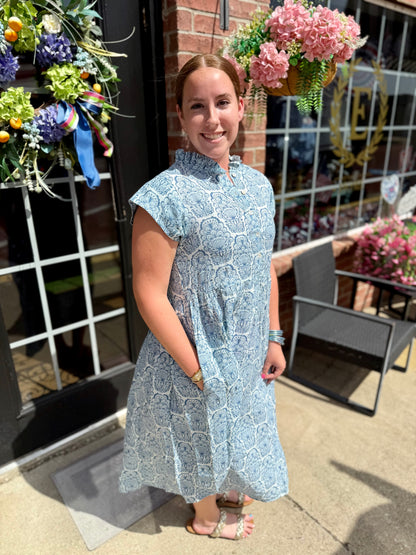 Linen Blues Dress in light blue breathable linen. Available in sizes XS-XL.