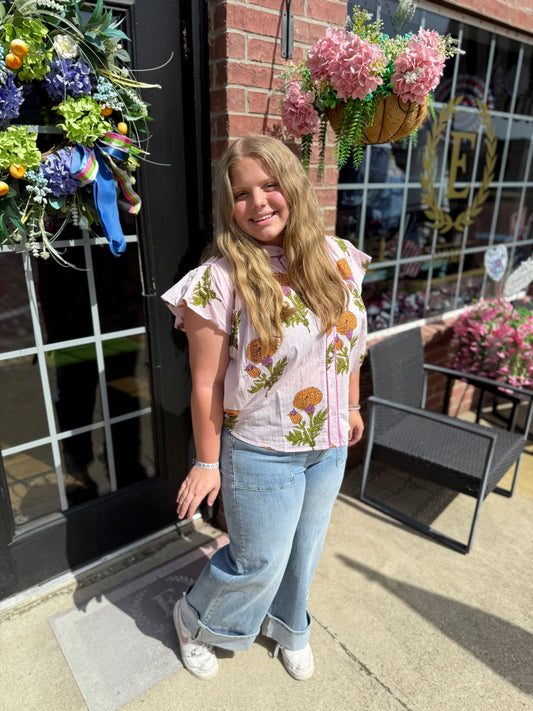 Fem De La Fleur Top in floral print, available in sizes XS–L, features a relaxed fit and lightweight fabric.