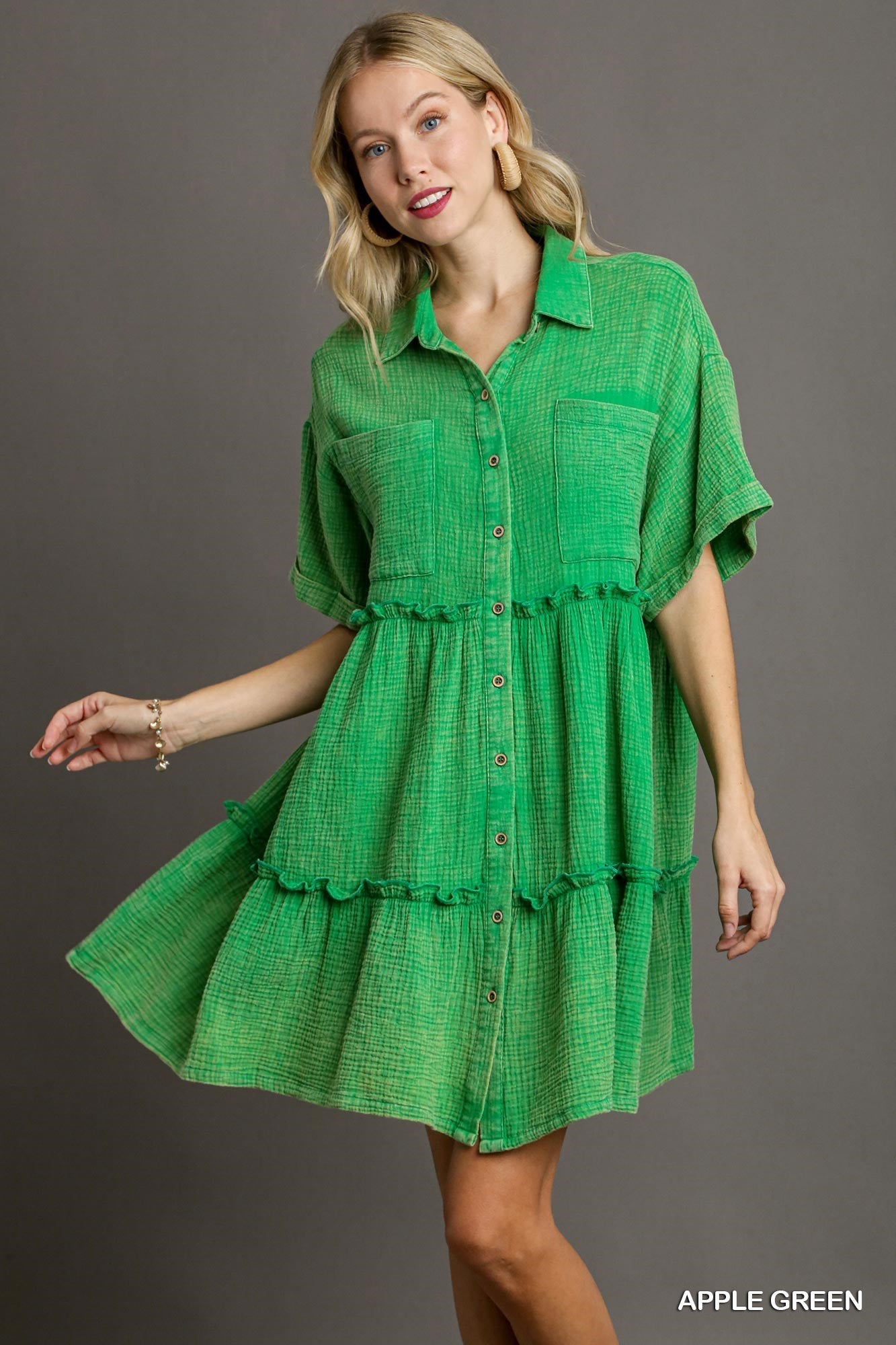 This Mineral Wash Button Down Dress features distinct fray details and convenient chest pockets. It is a versatile piece available in a range of sizes.