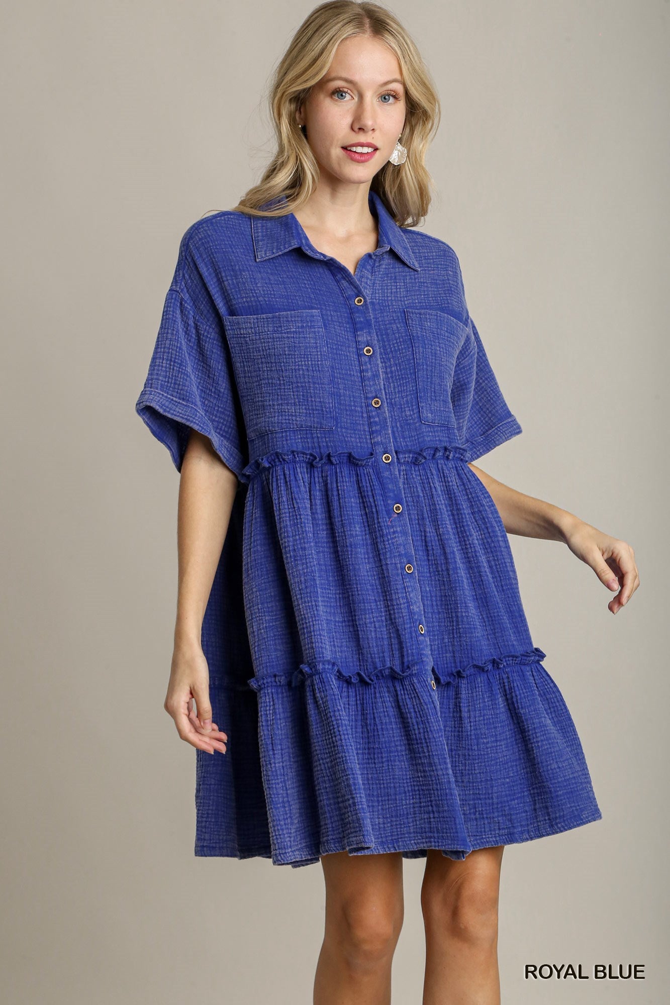 This Mineral Wash Button Down Dress features fray details and functional chest pockets. Sizes available range from small to extra large.