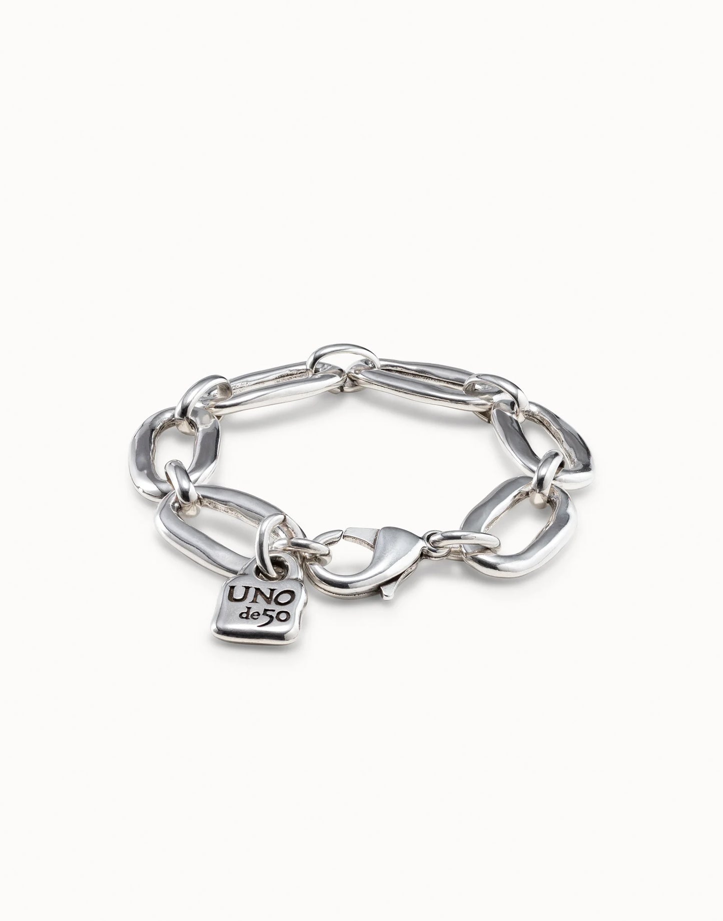 Silver bracelet with chunky links and a small square “UNO de 50” charm, handmade in Spain. Available in sizes S, M, L.