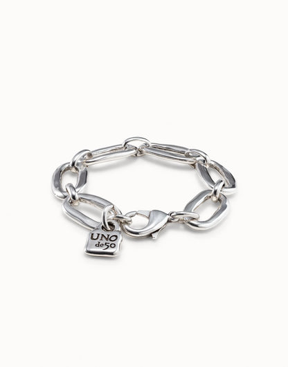 Silver bracelet with chunky links and a small square “UNO de 50” charm, handmade in Spain. Available in sizes S, M, L.