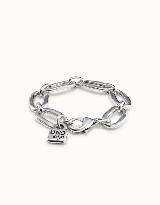 Silver bracelet with chunky links and a small square “UNO de 50” charm, handmade in Spain. Available in sizes S, M, L.