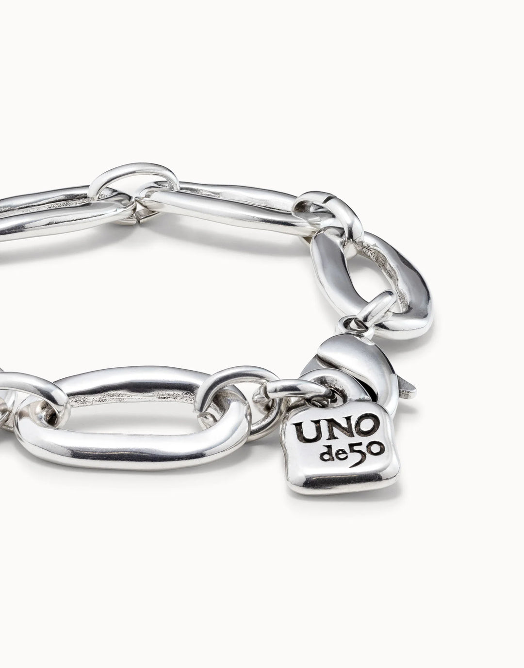 Silver Bracelet with large oval sterling silver links and a small "UNOde50" engraved charm, handcrafted in Spain. Available in multiple sizes.