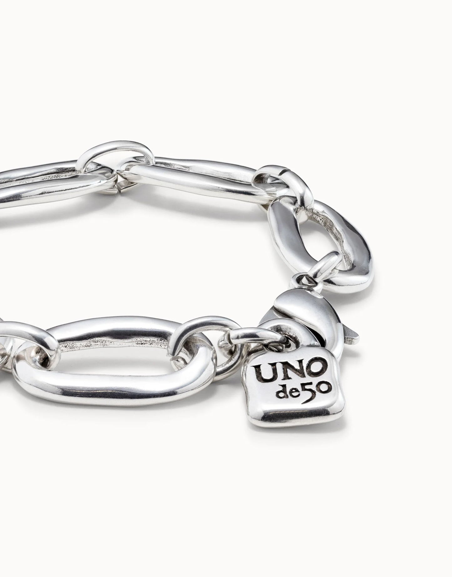 Silver Bracelet with large oval sterling silver links and a small "UNOde50" engraved charm, handcrafted in Spain. Available in multiple sizes.