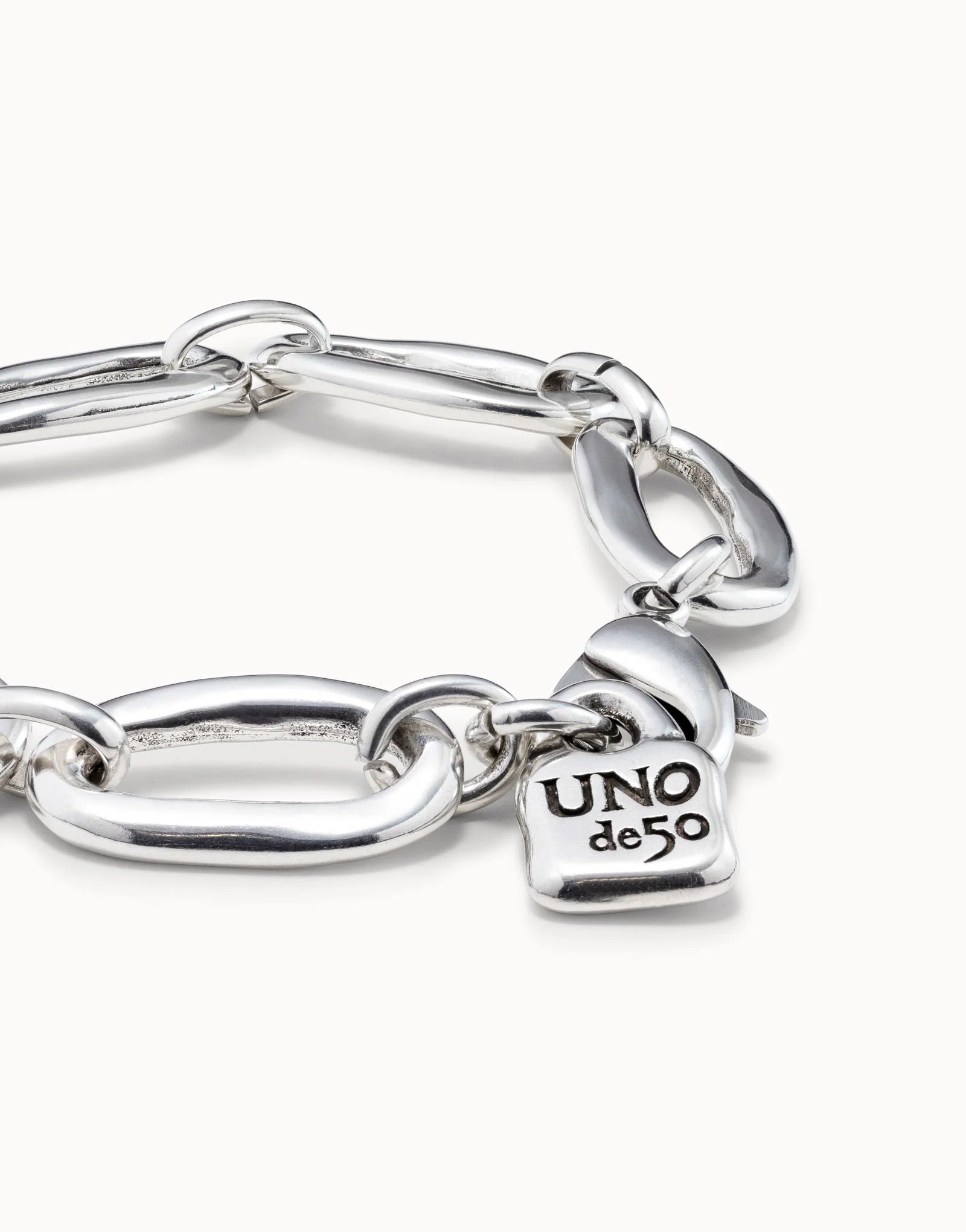 Silver Bracelet with large oval sterling silver links and a small "UNOde50" engraved charm, handcrafted in Spain. Available in multiple sizes.