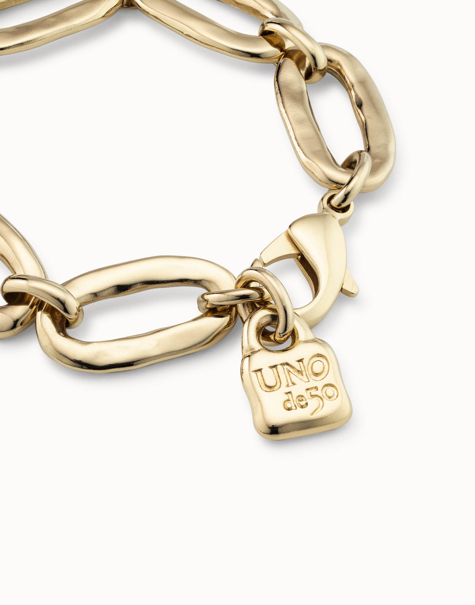 Gold-plated chunky link bracelet with lobster clasp and "UNO de 50" engraved tag, handmade in Spain. Available sizes: S, M, L.