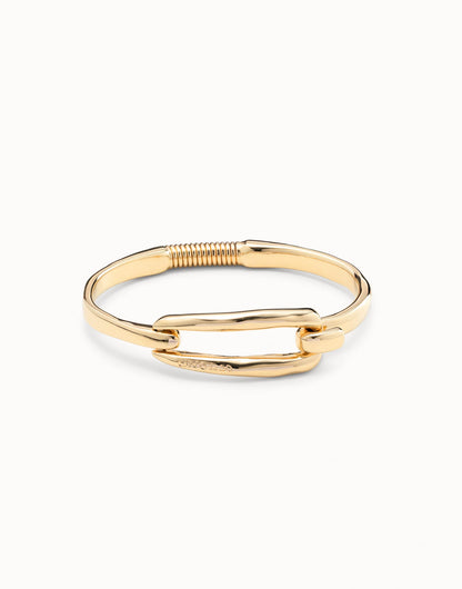 Gold-plated bangle bracelet by UNOde50 with buckle, handcrafted in Spain, featuring a hinged clasp and a rectangular curved bar at the center; available sizes: S, M, L.