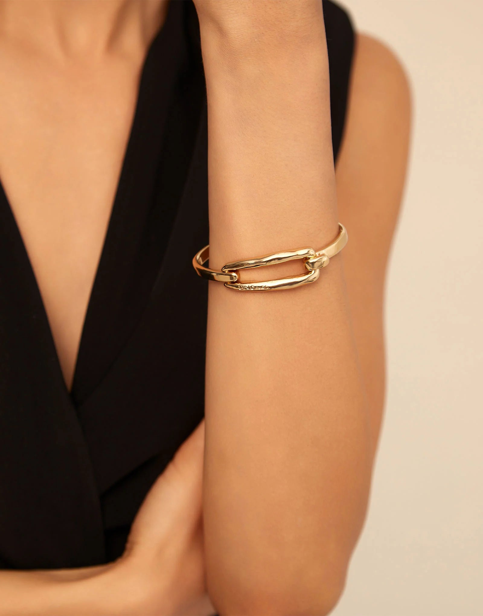 Bangle Bracelet with Buckle by UNOde50: gold-plated, modern interlocking design, handcrafted in Spain. Available in S, M, and L sizes.