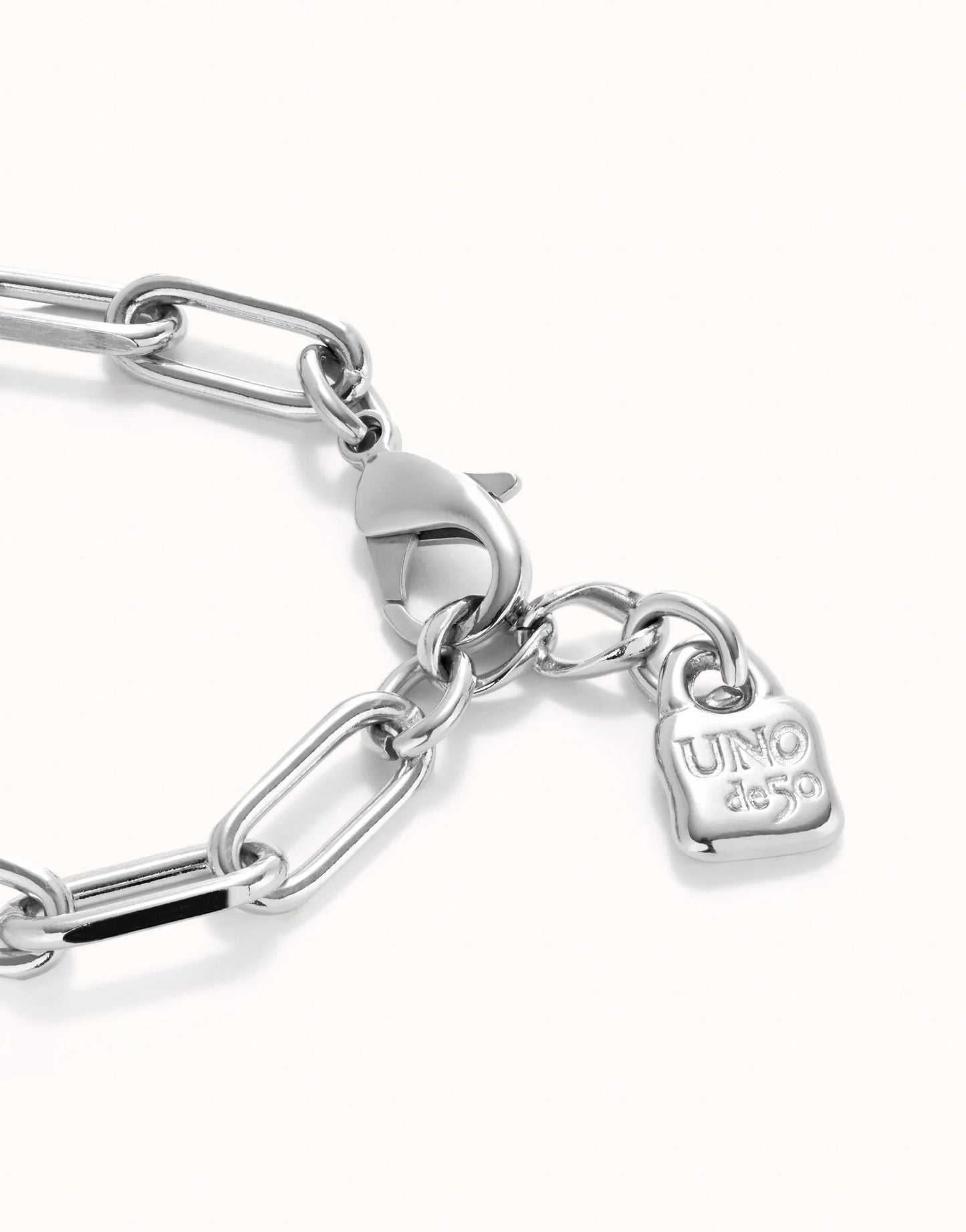 Sterling silver Paper Clip Link Bracelet with Padlock, elongated oval links, lobster clasp, and UNO de 50 logo charm. Available in sizes S, M, L.