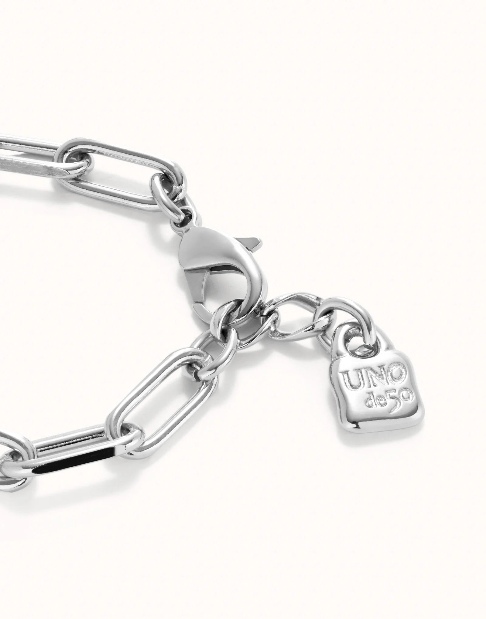 Sterling silver Paper Clip Link Bracelet with Padlock, elongated oval links, lobster clasp, and UNO de 50 logo charm. Available in sizes S, M, L.