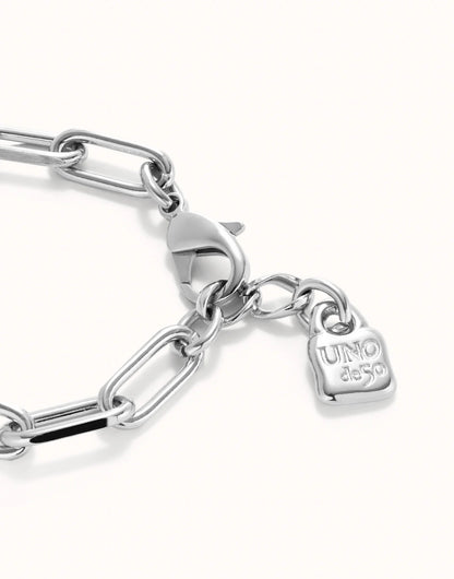 Sterling silver Paper Clip Link Bracelet with Padlock, elongated oval links, lobster clasp, and UNO de 50 logo charm. Available in sizes S, M, L.