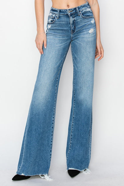 High-waisted light blue wide-leg jeans with tummy control, raw edge hem, distressed pockets and thigh. Sizes: S-XL.
