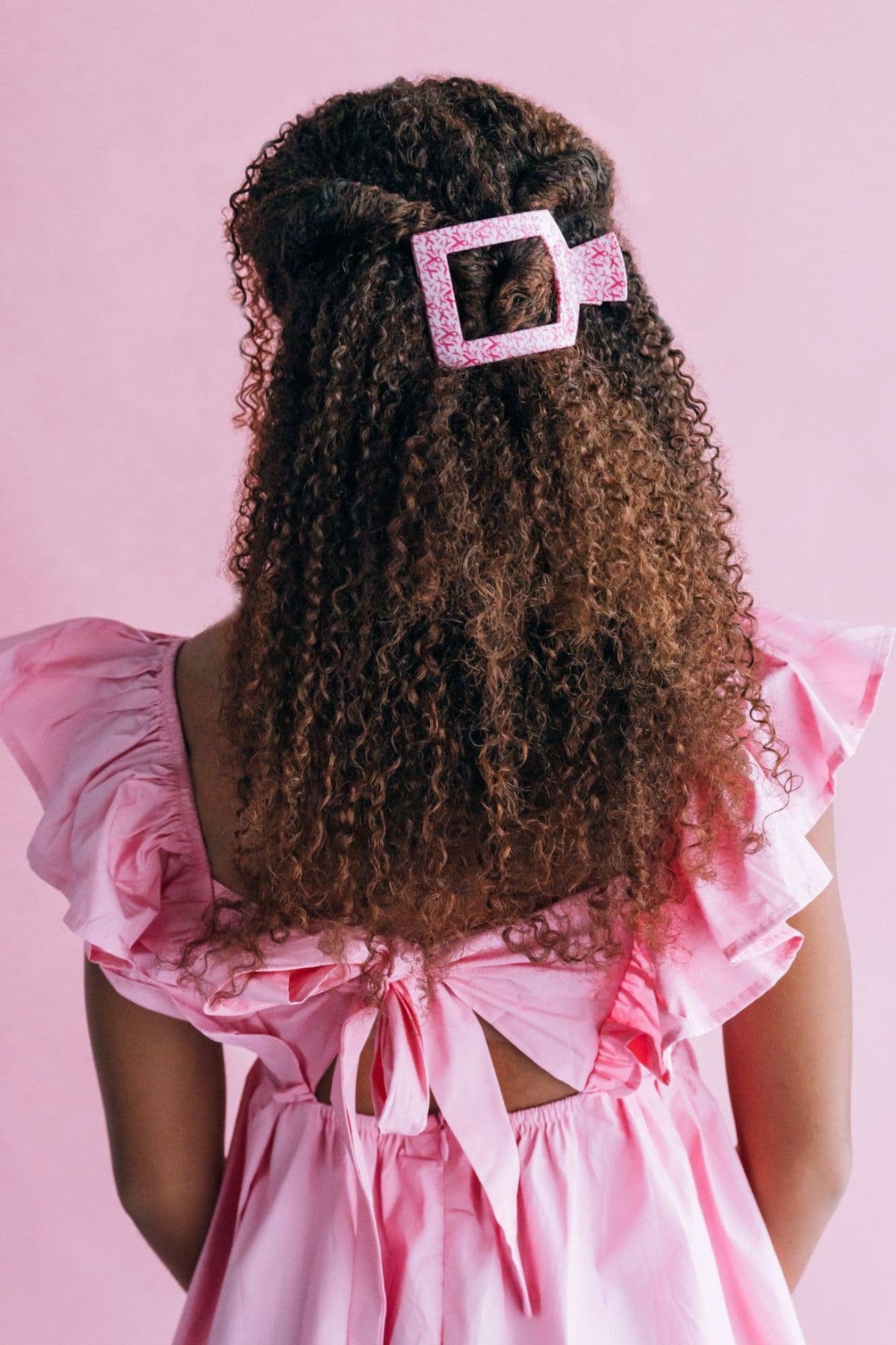 The TELETIES Square Flat Hair Clip is designed to securely hold hair in place. It comes in various sizes to accommodate different hair thicknesses and styles.