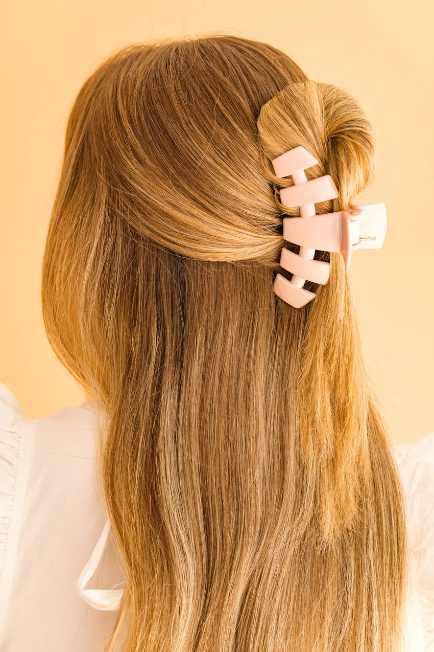 The TELETIES Classic Hair Clip in pale pink is a stylish hair accessory designed for secure and comfortable hold. Available sizes: small, medium, and large.