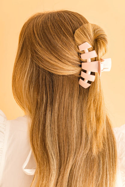 The TELETIES Classic Hair Clip in pale pink is a stylish hair accessory designed for secure and comfortable hold. Available sizes: small, medium, and large.
