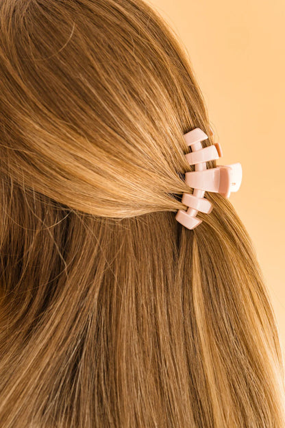 The TELETIES Classic Hair Clip is a versatile hair accessory designed to securely hold and style hair with a comfortable grip. Available in one size.