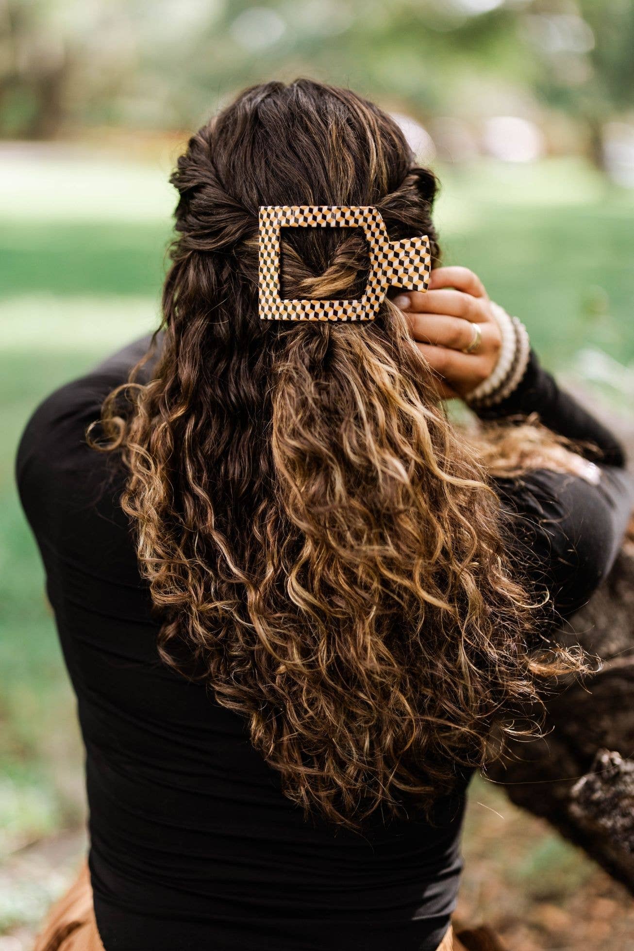 TELETIES Square Flat Hair Clip: Stylish hair accessory known for strong grip and reduced hair damage. Available in various sizes to accommodate different hair types and styles.