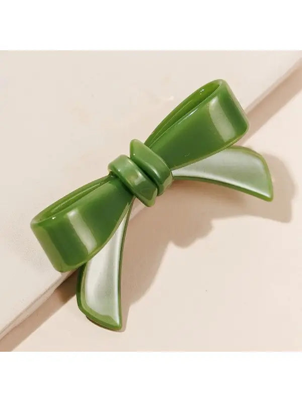 Shiny Bow Acrylic Alligator Hair Clip: Glossy acrylic material, sleek texture. Sizes: Small, Medium, Large.