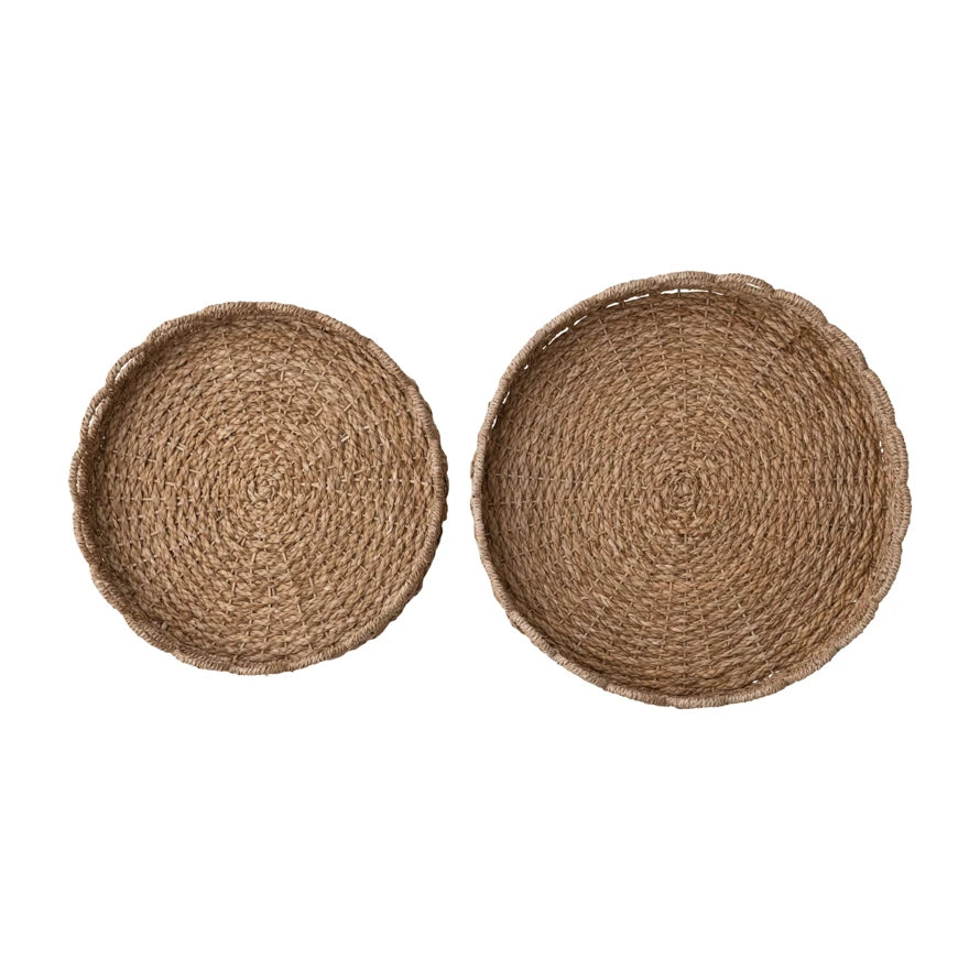 Two natural seagrass scalloped decorative trays in 2 sizes with round shapes.