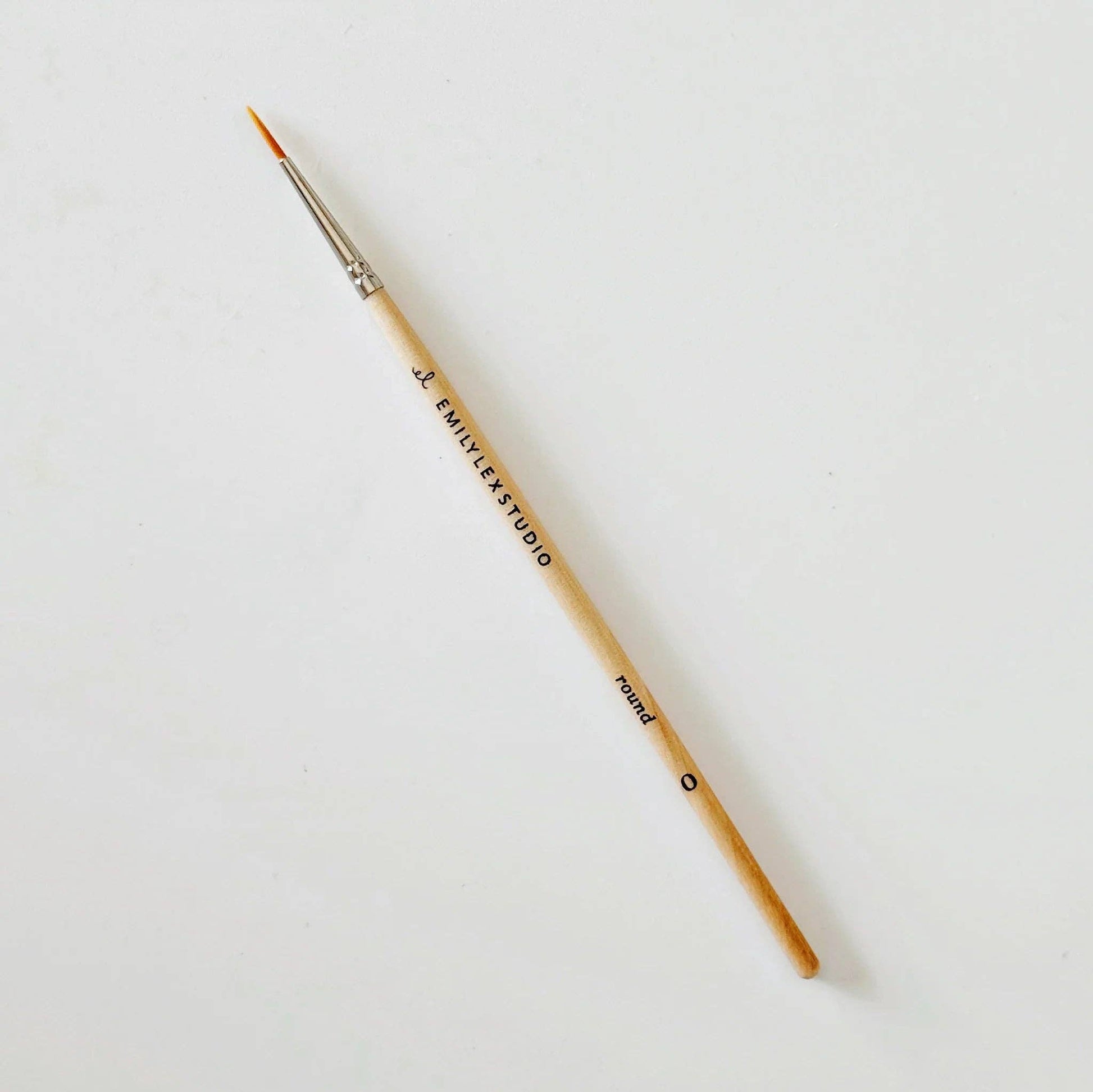 Fine tip watercolor brush with wooden handle, silver ferrule, and synthetic taklon bristles. Available in 5 sizes.
