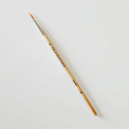 Fine tip watercolor brush with wooden handle, silver ferrule, and synthetic taklon bristles. Available in 5 sizes.