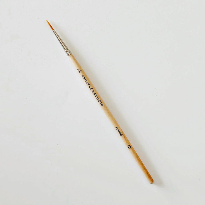 Fine tip watercolor brush with wooden handle, silver ferrule, and synthetic taklon bristles. Available in 5 sizes.