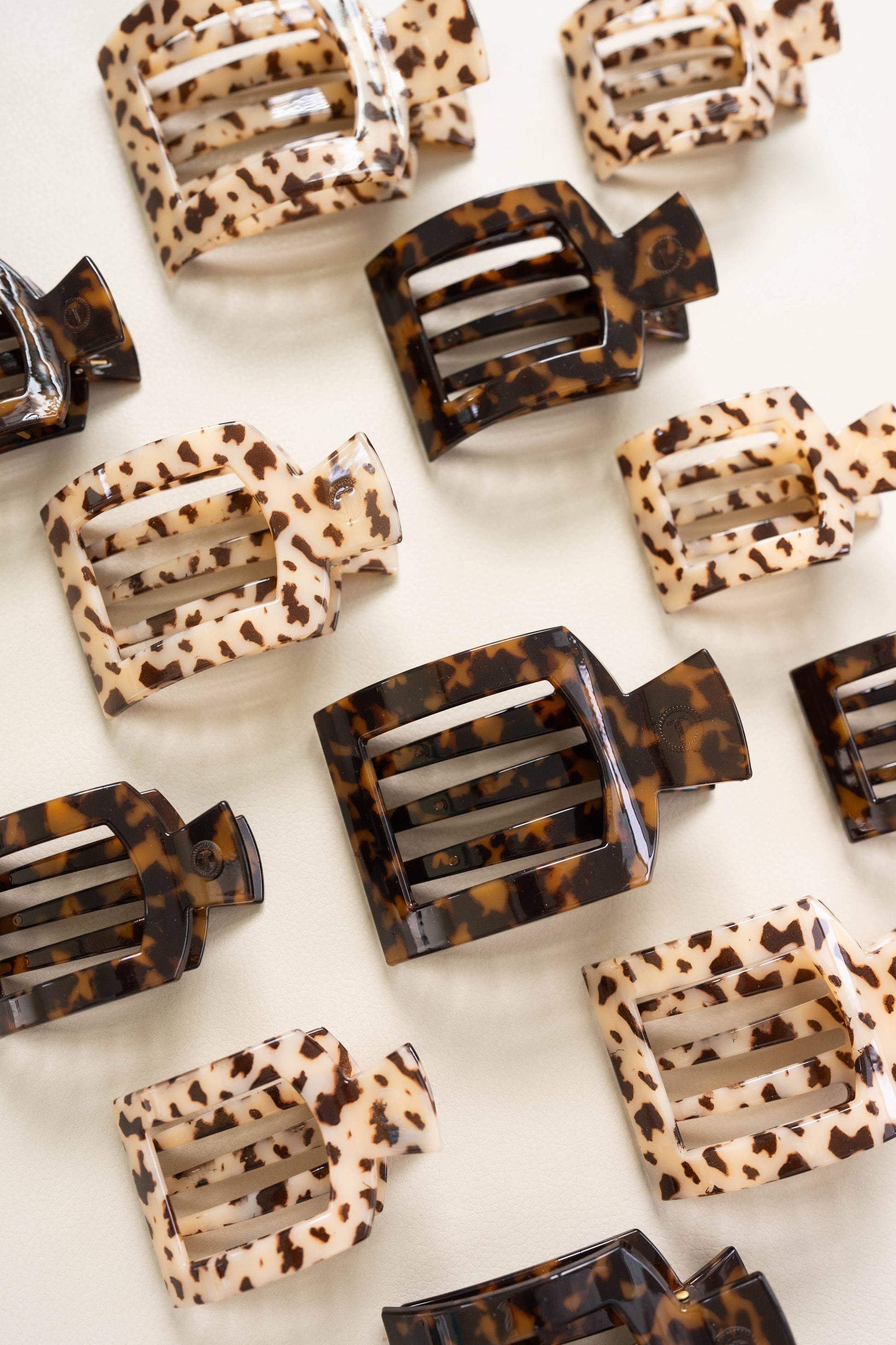 TELETIES Square Flat Hair Clips feature strong grips with tortoiseshell and leopard print designs. Available in dark brown and light beige tones.