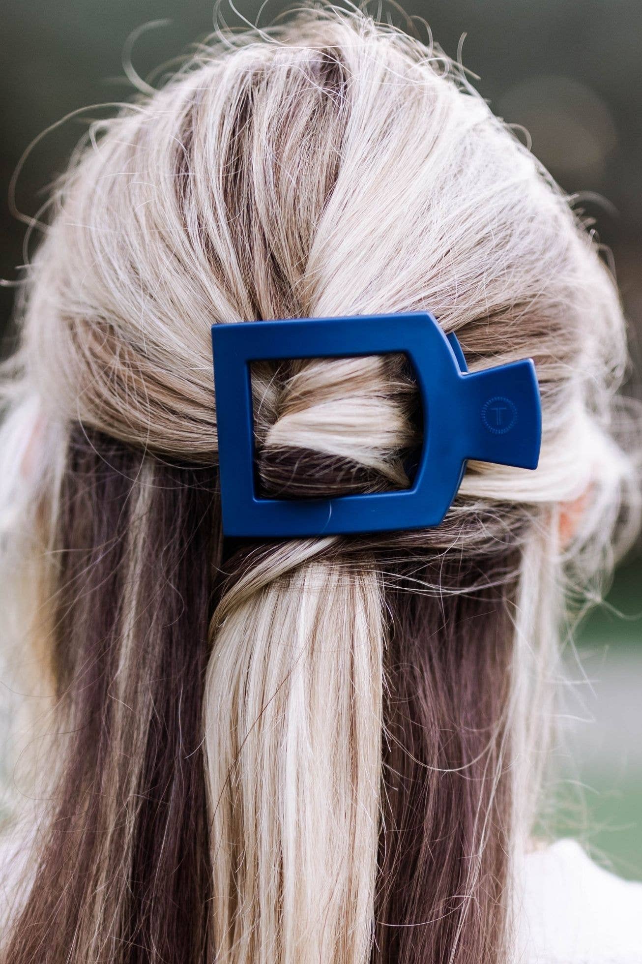 The TELETIES Square Flat Hair Clip provides style and security for your hair. Available sizes: Small and Large.