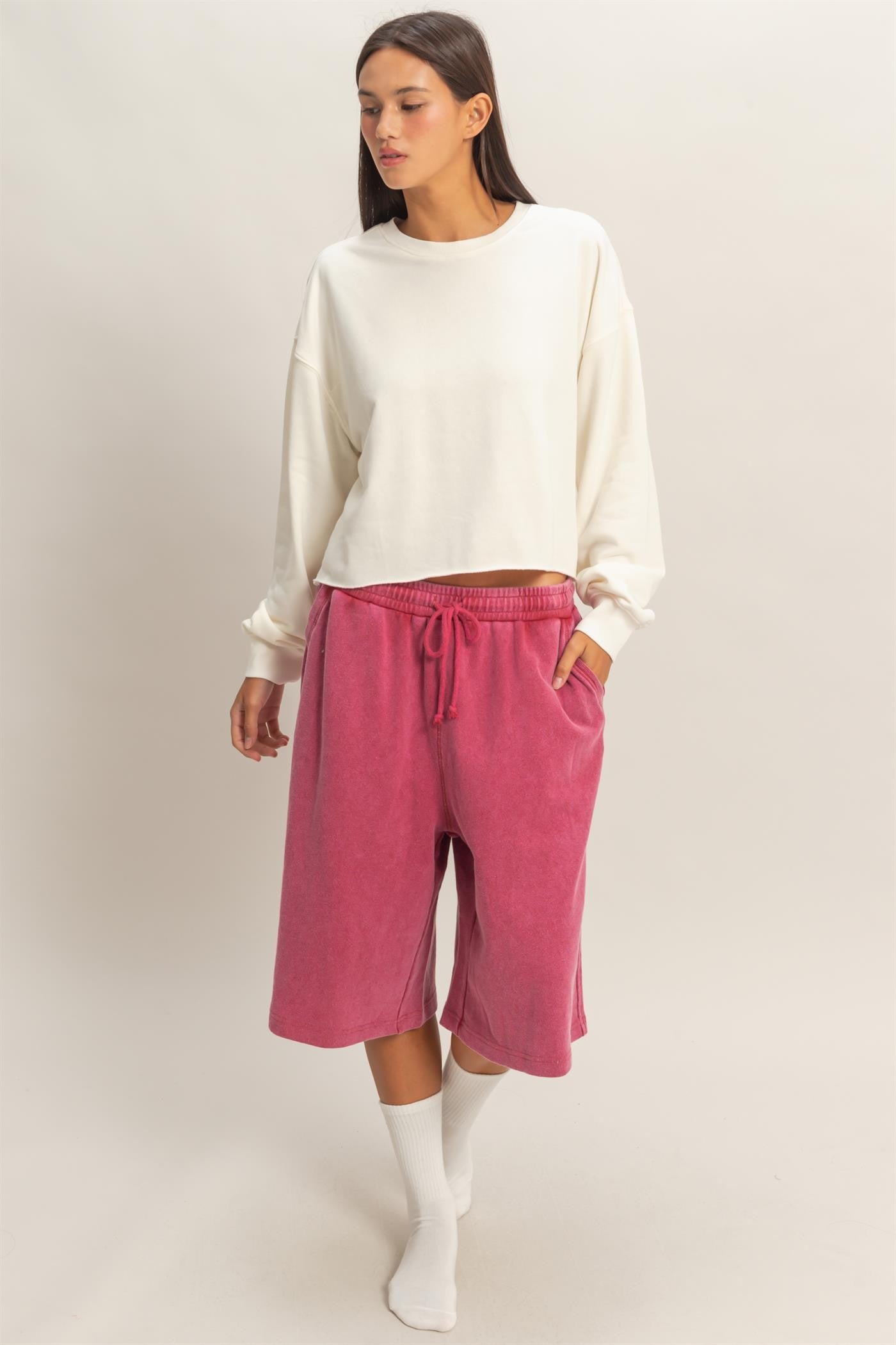 Cropped Mineral Wash Sweatshirt in white, loose long sleeves. Available in sizes XS–XL.