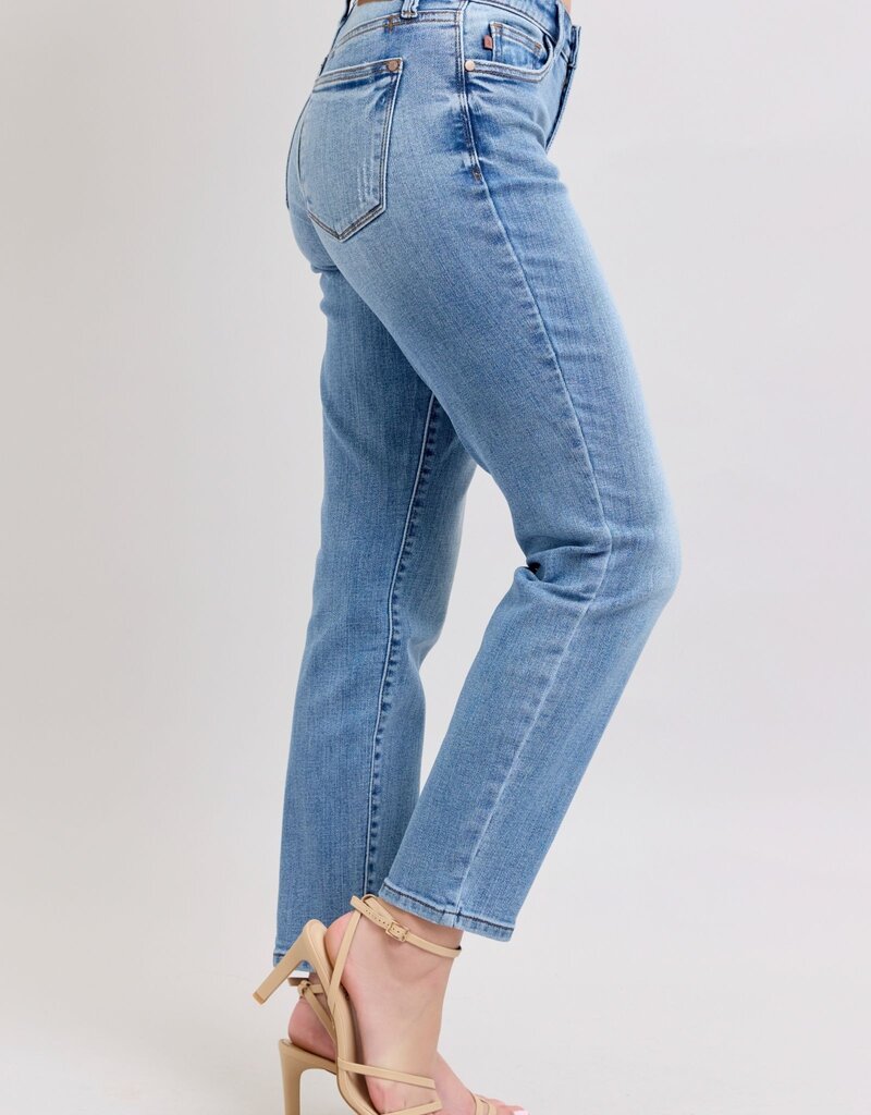 Judy Blue MR Vintage Wash Slim Fit jeans feature a comfort stretch and include a convenient cell phone pocket. Available sizes: 0-24.