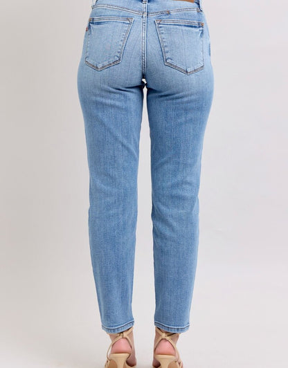 Judy Blue MR Vintage Wash Slim Fit Jeans: High-waisted, light blue with comfort stretch, snug fit, two back pockets with stitching. Available sizes: S-XL.