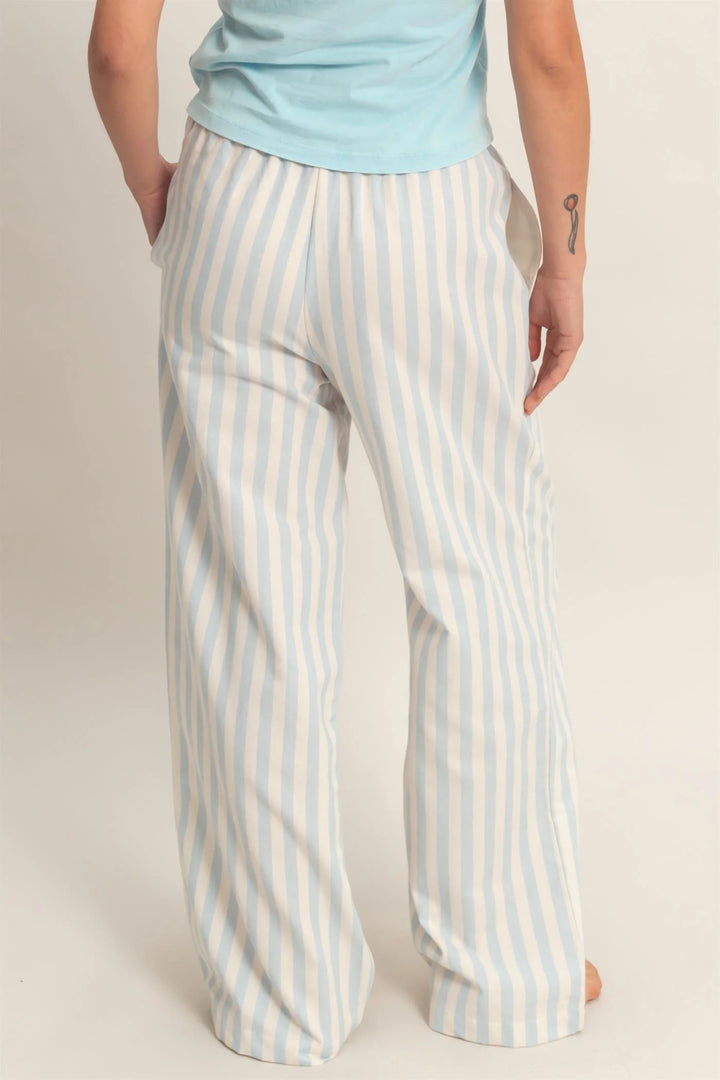 Blue vertical striped elastic pants with pockets, available in sizes S-XL.