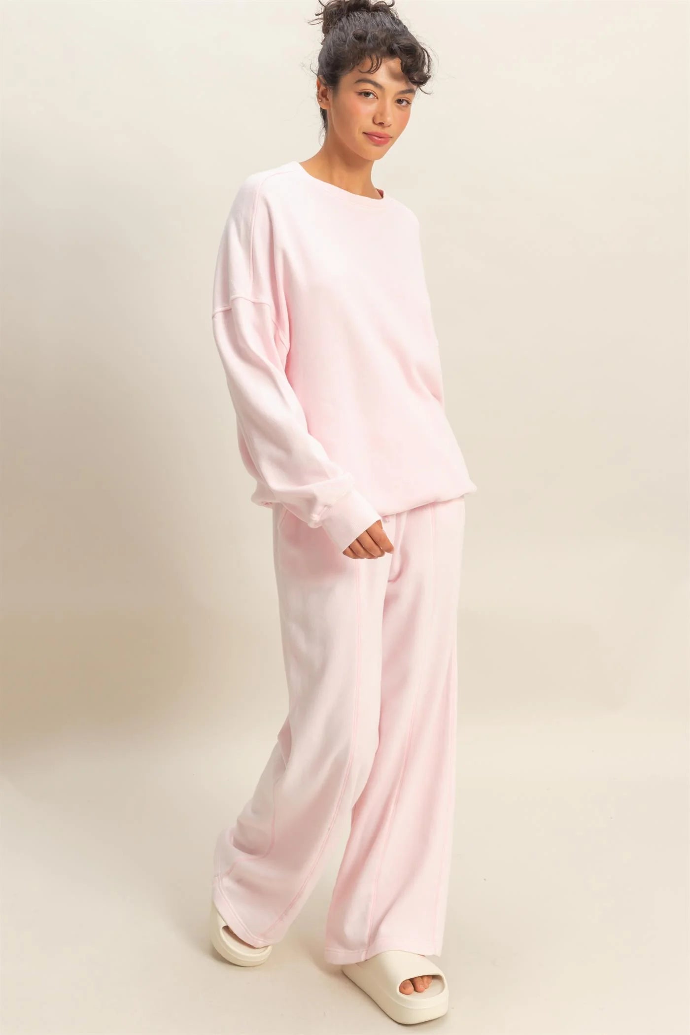 Soft Pink Acid Wash Oversized Sweatshirt, available in sizes XS-XL. Features relaxed fit and ribbed cuffs.
