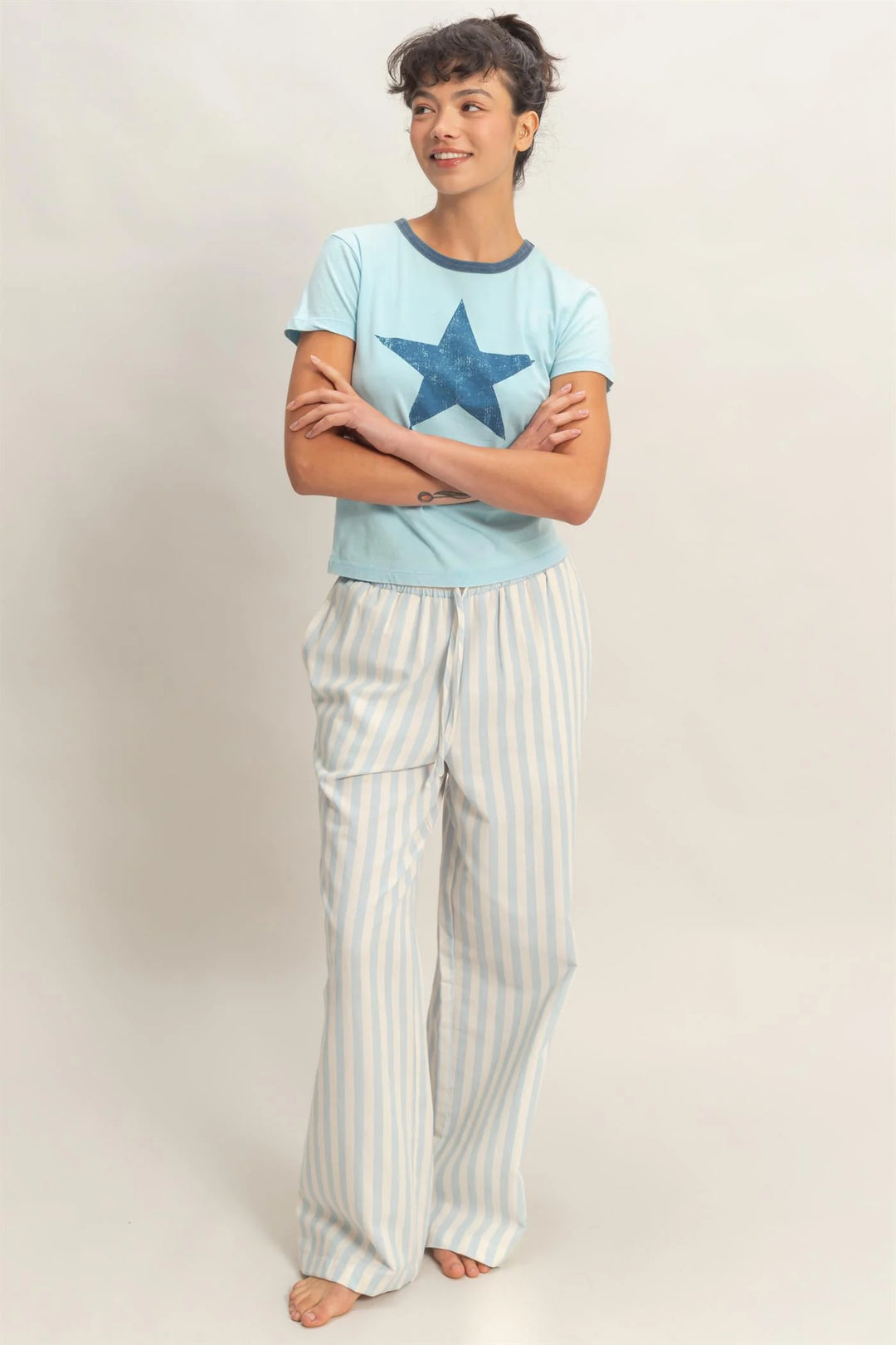 Blue vertical striped elastic pants with pockets, available in sizes S-XL.