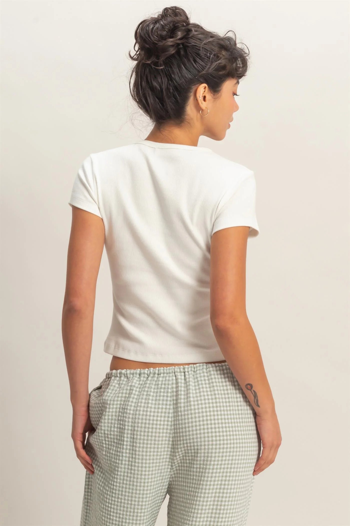 Basic Ribbed Short Sleeve Top in white, fitted style. Available sizes: XS–XL.
