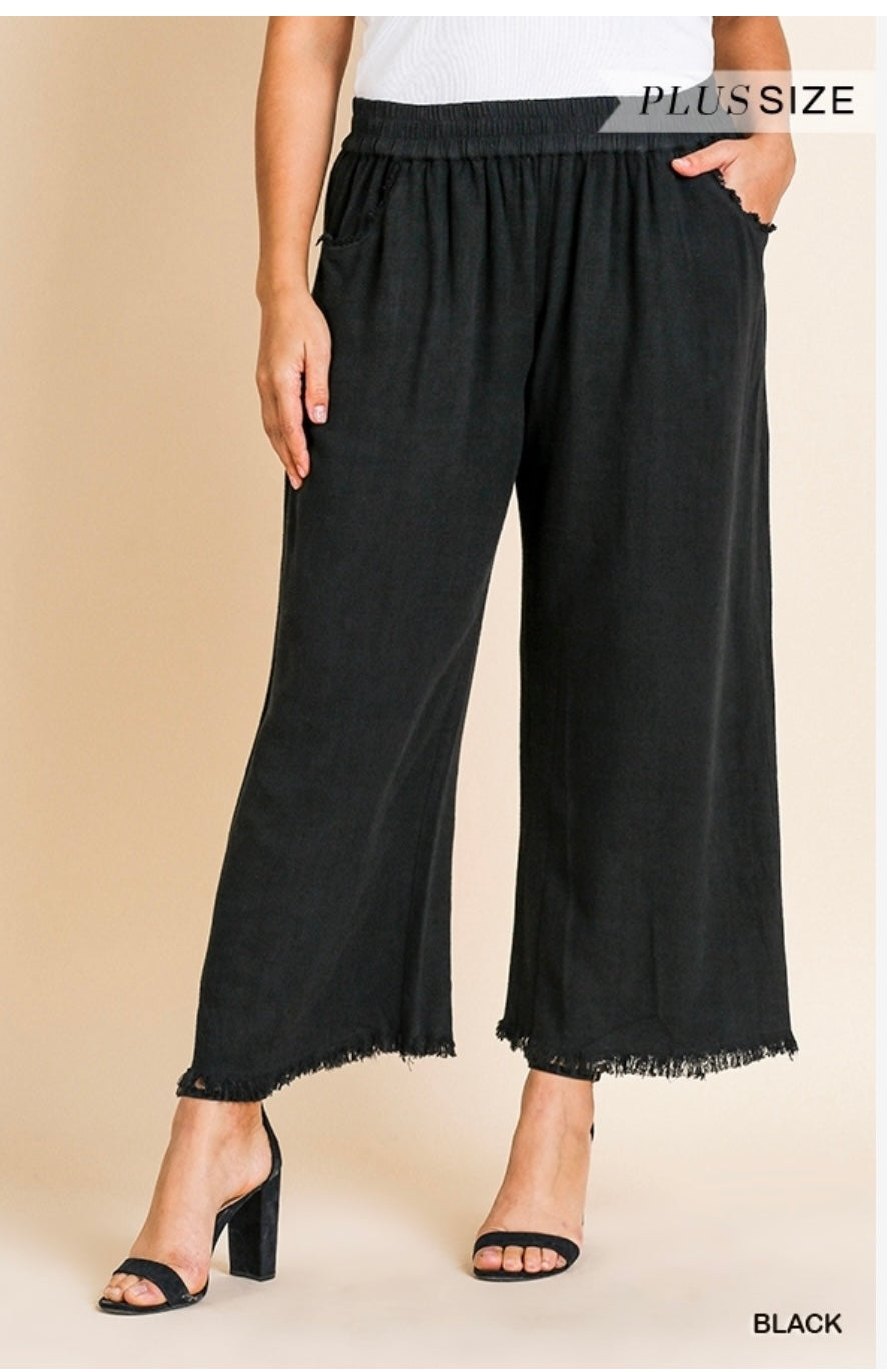 Linen Pants in Oatmeal & Black Plus size. Features frayed hems and an elastic waistband for comfort and style. Sizes available from XL to 3XL.