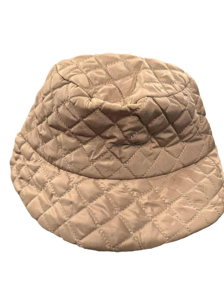 Beige quilted bucket hat with diamond-patterned padding. Available in sizes S, M, and L.