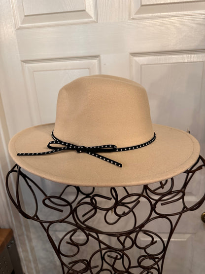 Beige wool hat with wide brim and black ribbon bow. Available in S, M, L.