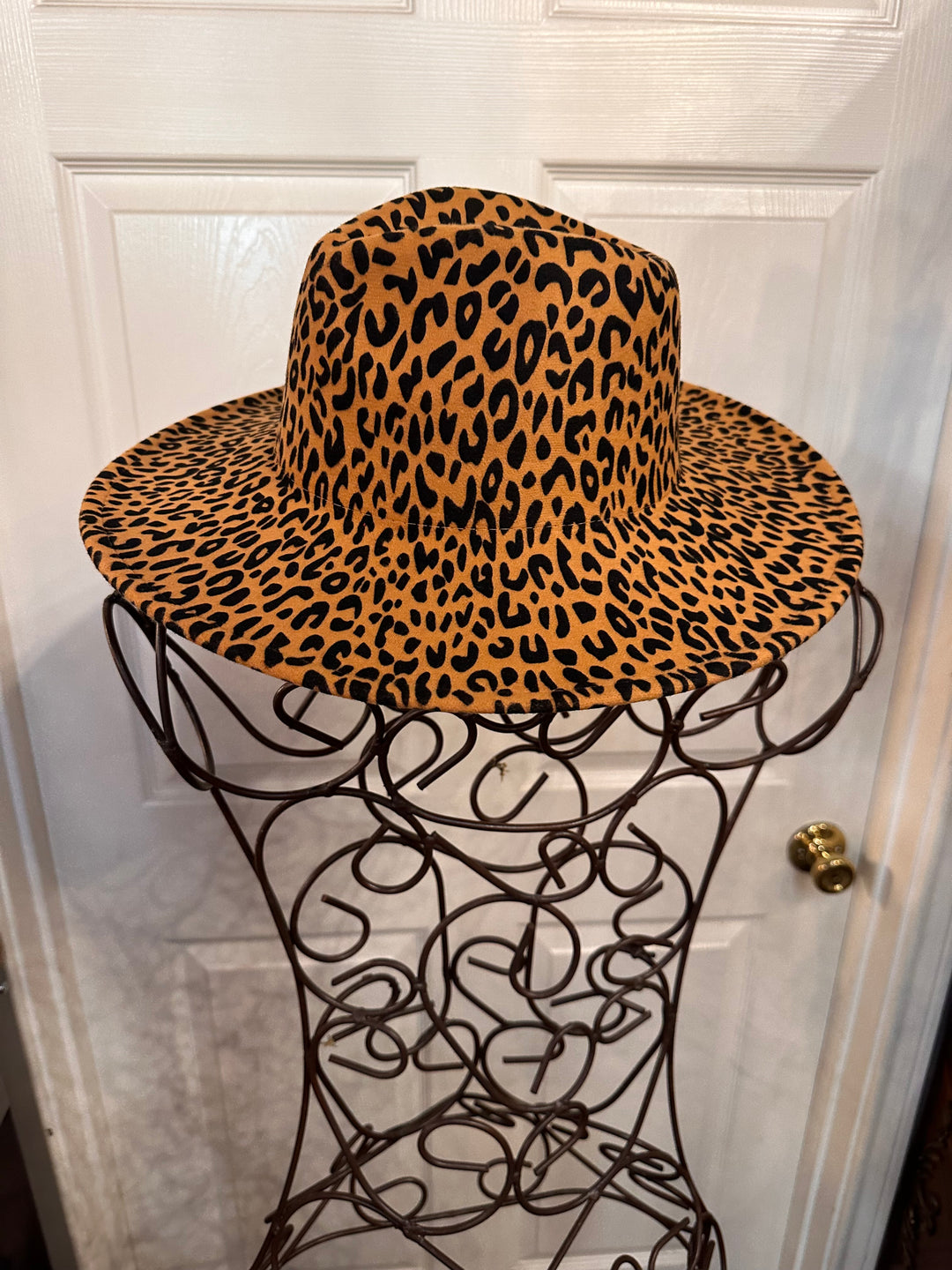Wide-brimmed wool fedora with bold leopard print pattern. Available sizes: S, M, L.
