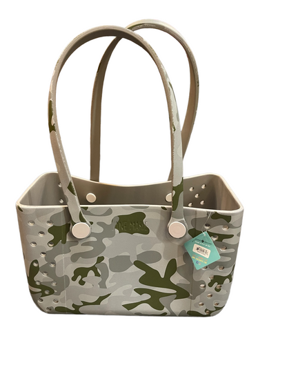 Rectangular beach tote with double handles, green-beige camo, silver rivets, blue tag. Sizes: S, M, L.