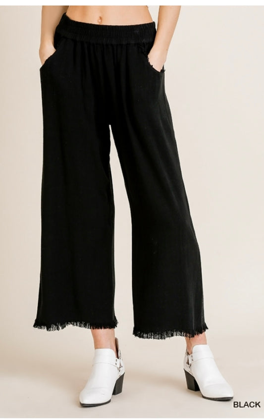 These linen pants come in the color black very comfortable with a  fringed hem. 