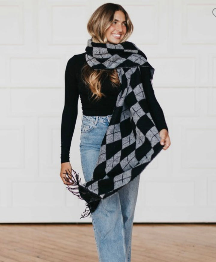 Argyle Scarf in black and gray checks, available in sizes S, M, L. Cozy knit fabric.