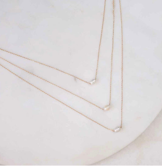 The Simone Pearl Necklace Gold has a delicate gold chain and small pearl pendant. Available in 16", 18", and 20" lengths.